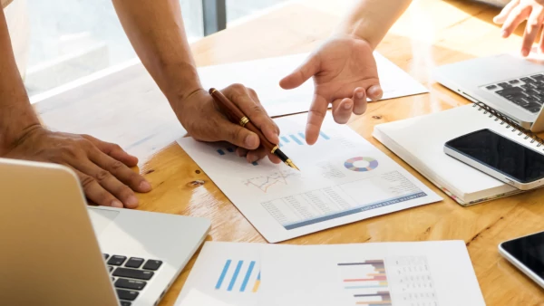 Fotografia de pessoas analisando um projeto