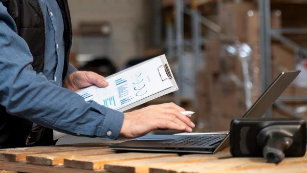 Pessoa analisando resultados de um relatório